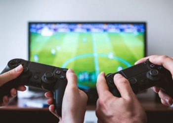 choi-fifa-online-4-bang-tay-cam-ps4-2